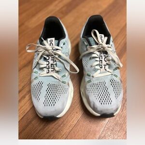 On Running Women's Light Gray Athletic Shoes